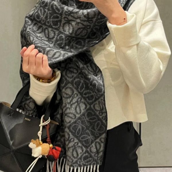 repliche,replica,perfette,siti di,affidabili,migliori siti,dove comprare,1:1,scarpe da ginnastica La nuova sciarpa double face in lana e cashmere di LOEWE (DVBBY)