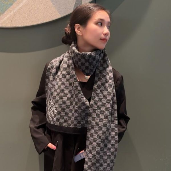 repliche,replica,perfette,siti di,affidabili,migliori siti,dove comprare,1:1,scarpe da ginnastica La nuova sciarpa Damier di Louis Vuitton (S2XS2)