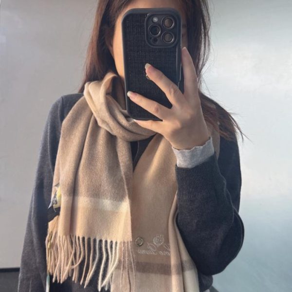 repliche,replica,perfette,siti di,affidabili,migliori siti,dove comprare,1:1,scarpe da ginnastica Novità autunno/inverno Loro Piana: sciarpa a quadri in cashmere di alta qualità con motivo a onde (3MI6L)