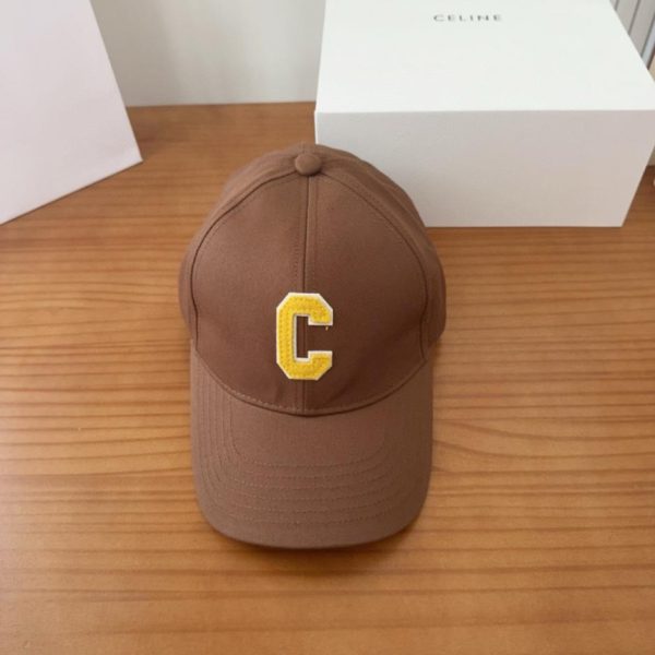 Il nuovo cappellino da baseball ricamato con l'Arco di Trionfo di Celine (J29WJ)