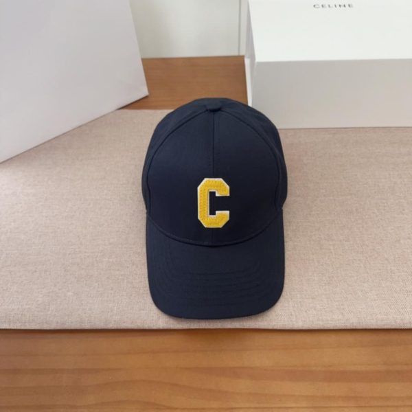 Il nuovo cappellino da baseball ricamato con l'Arco di Trionfo di Celine (NV2Q0)