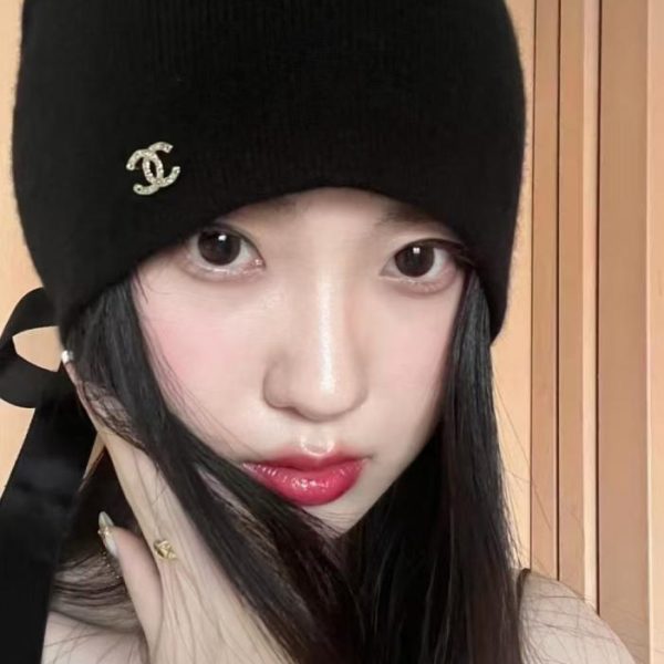 repliche,replica,perfette,siti di,affidabili,migliori siti,dove comprare,1:1,scarpe da ginnastica Il nuovo cappello a tesa larga in maglia di cashmere di Chanel (A5HXL)