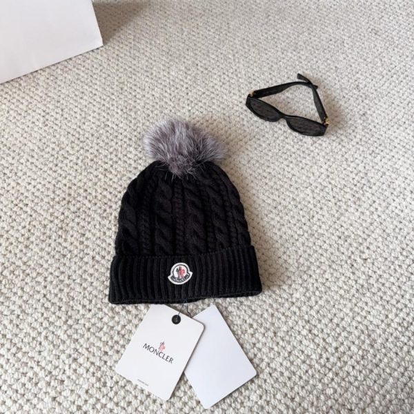 Cappello in lana lavorato a maglia da donna Moncler autunno/inverno con morbida e calda texture in cashmere (1UNJJ)