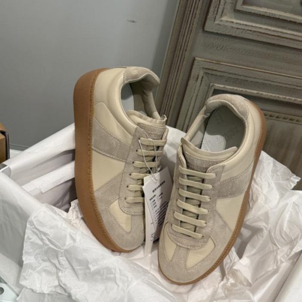 Le MM6 Margiela proseguono la popolare tendenza delle scarpe da ginnastica basse tedesche (NGUVI).