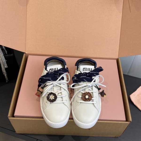 repliche,replica,perfette,siti di,affidabili,migliori siti,dove comprare,1:1,scarpe da ginnastica Sneakers Miu Miu Biscuit con suola sottile, novità primavera/estate, sneakers casual bianche con lacci in stile britannico (50WHS)