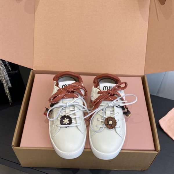 repliche,replica,perfette,siti di,affidabili,migliori siti,dove comprare,1:1,scarpe da ginnastica Sneakers Miu Miu color biscotto con suola sottile, novità primavera/estate, sneakers casual bianche con lacci in stile britannico (I1RE0)