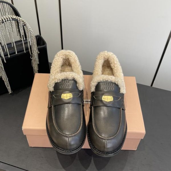 repliche,replica,perfette,siti di,affidabili,migliori siti,dove comprare,1:1,scarpe da ginnastica L’ultima collezione autunno/inverno di Miu Miu: mocassini con motivo a monete e finiture in pelliccia (CIW3D)