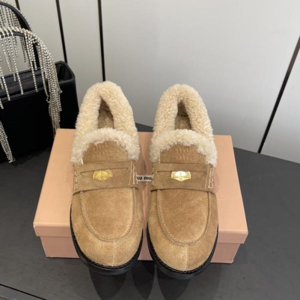 repliche,replica,perfette,siti di,affidabili,migliori siti,dove comprare,1:1,scarpe da ginnastica L’ultima collezione autunno/inverno di Miu Miu: mocassini con motivo a monete e finiture in pelliccia (L60UR)
