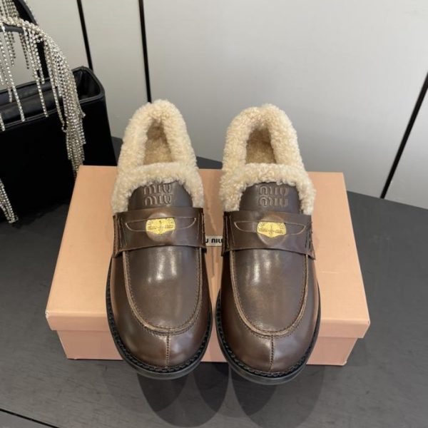 repliche,replica,perfette,siti di,affidabili,migliori siti,dove comprare,1:1,scarpe da ginnastica L’ultima collezione autunno/inverno di Miu Miu: mocassini con motivo a monete e finiture in pelliccia (MKKOS)