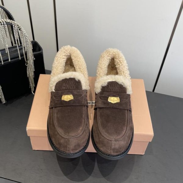 repliche,replica,perfette,siti di,affidabili,migliori siti,dove comprare,1:1,scarpe da ginnastica L’ultima collezione autunno/inverno di Miu Miu: mocassini con motivo a monete e finiture in pelliccia (NFT6V)