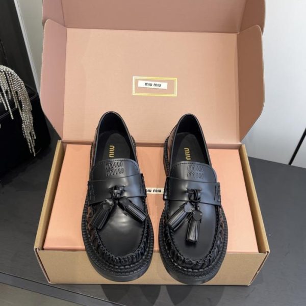 repliche,replica,perfette,siti di,affidabili,migliori siti,dove comprare,1:1,scarpe da ginnastica Scarpe da barca Miu Miu, nuovi mocassini con nappe (D5532)