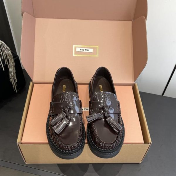 repliche,replica,perfette,siti di,affidabili,migliori siti,dove comprare,1:1,scarpe da ginnastica Scarpe da barca Miu Miu, nuovi mocassini con nappe (HCB3T)