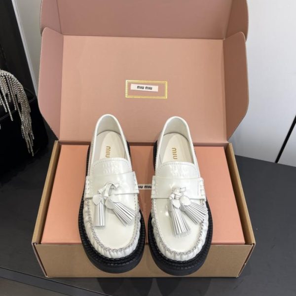 repliche,replica,perfette,siti di,affidabili,migliori siti,dove comprare,1:1,scarpe da ginnastica Scarpe da barca Miu Miu, nuovi mocassini con nappe (QX75Z)