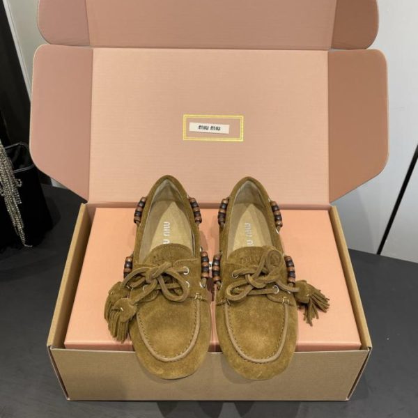 repliche,replica,perfette,siti di,affidabili,migliori siti,dove comprare,1:1,scarpe da ginnastica Mocassini slip-on in pelle scamosciata con doppia nappina Miu Miu (IO6JY)