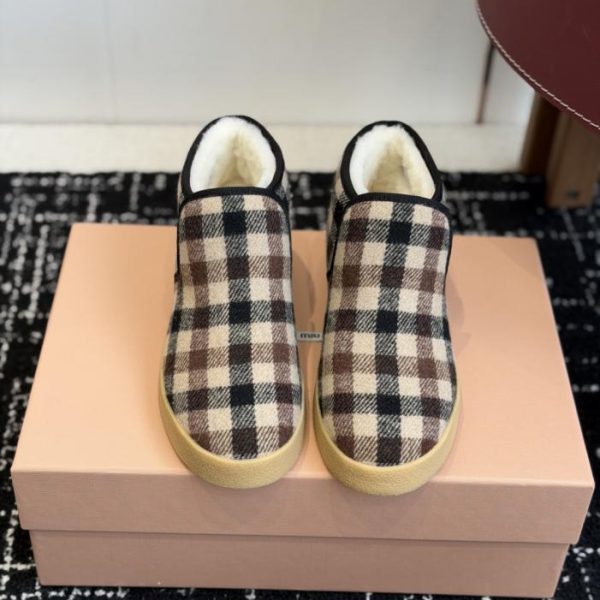 repliche,replica,perfette,siti di,affidabili,migliori siti,dove comprare,1:1,scarpe da ginnastica Collezione Miu Miu SS Autunno/Inverno: stivaletti in lana, stivali da neve, scarpe pelose (1NOYB)