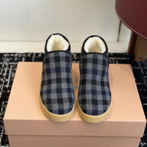 Collezione autunno/inverno Miu Miu: stivaletti in lana, stivali da neve, scarpe pelose (IDUWK)