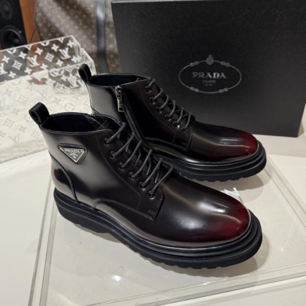 Stivali Dr. Martens con lacci e logo triangolare Prada autunno/inverno 2025 (taglie 38.45.4 (5NE11))