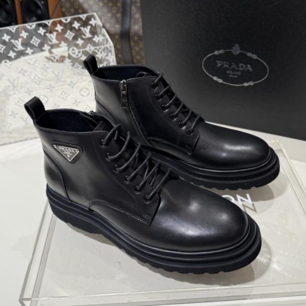 Stivali Dr. Martens con lacci e logo triangolare Prada autunno/inverno 2025 (taglie 38.45.4 (6JTWM))