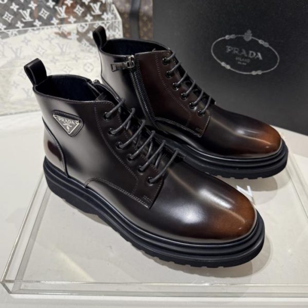 repliche,replica,perfette,siti di,affidabili,migliori siti,dove comprare,1:1,scarpe da ginnastica Stivali Dr. Martens con lacci e logo triangolare Prada autunno/inverno 2025 (taglie 38.45.4 (Q1COV))