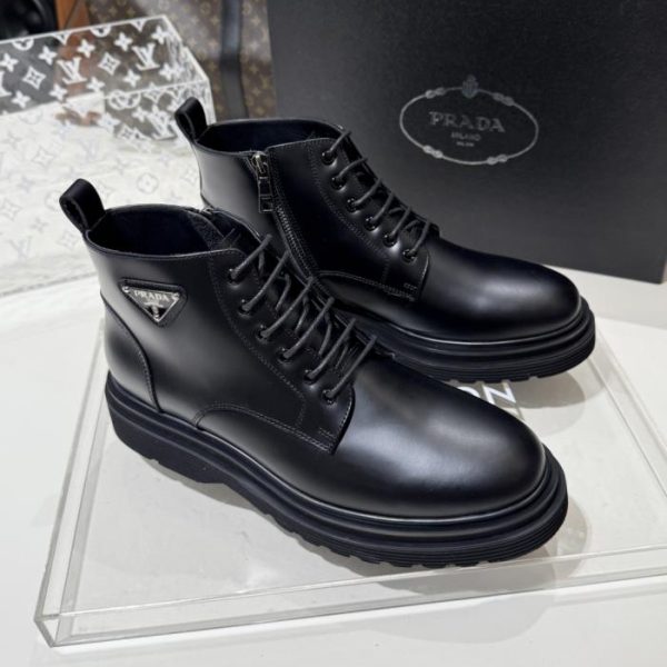 repliche,replica,perfette,siti di,affidabili,migliori siti,dove comprare,1:1,scarpe da ginnastica Stivali Dr. Martens con lacci e logo triangolare Prada autunno/inverno 2025 (taglie 38.45.4 (SEUOU))