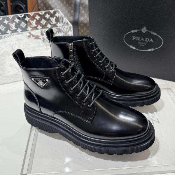 repliche,replica,perfette,siti di,affidabili,migliori siti,dove comprare,1:1,scarpe da ginnastica Stivali Dr. Martens con lacci e logo triangolare Prada autunno/inverno 2025 (taglie 38.45.4 (Z7ABV))