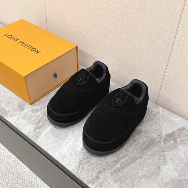 L'ultima collezione di LOUIS VUITTON presentata in passerella, i mocassini YETI Chubby (ZMB4L), sono adorabilmente brutti.