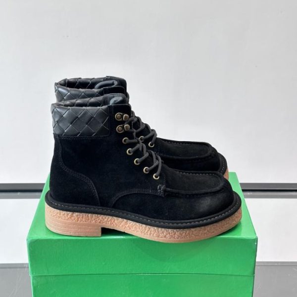 repliche,replica,perfette,siti di,affidabili,migliori siti,dove comprare,1:1,scarpe da ginnastica Contatore / Questo stivaletto da deserto di Bottega Veneta, realizzato in pelle scamosciata con finiture trapuntate nere (D7S21)
