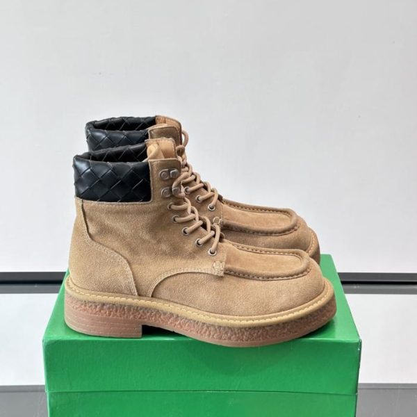 Contatore / Questo stivaletto da deserto di Bottega Veneta è realizzato in pelle scamosciata e presenta finiture trapuntate nere (G7LLR).