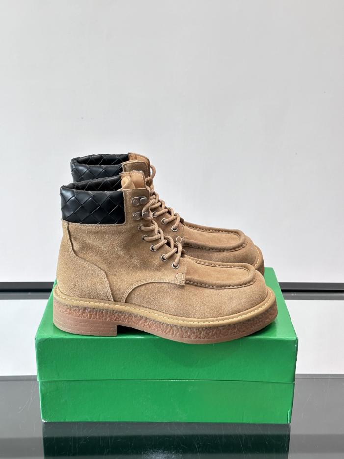repliche,replica,perfette,siti di,affidabili,migliori siti,dove comprare,1:1,scarpe da ginnastica Contatore / Questo stivaletto da deserto di Bottega Veneta è realizzato in pelle scamosciata e presenta finiture trapuntate nere (G7LLR).