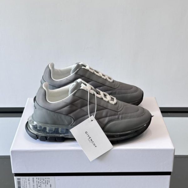 repliche,replica,perfette,siti di,affidabili,migliori siti,dove comprare,1:1,scarpe da ginnastica Contatore / Sneakers patchwork da uomo Givenchy Trainers, nuovo modello J49T1, ora disponibili sul sito ufficiale.