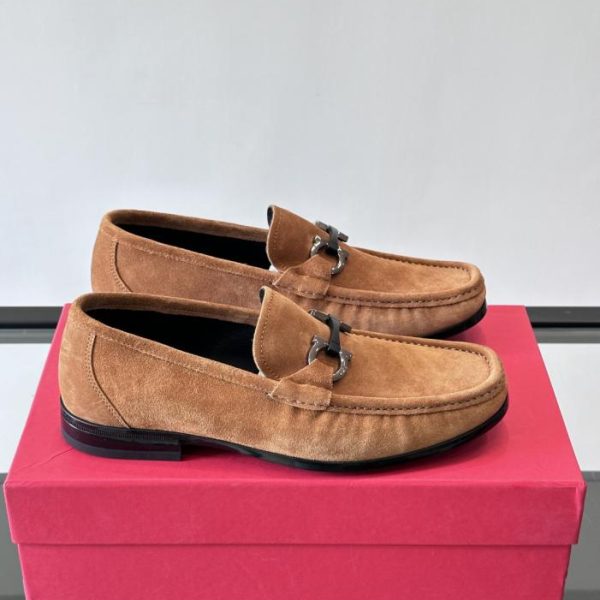 Contatore / La nuova scarpa da passeggio urbana in pelle scamosciata di Ferragamo (SSHIS)