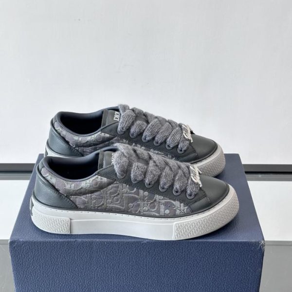 Contatore / Le sneakers B33 di Dior sono delle classiche scarpe da tennis (033SW).