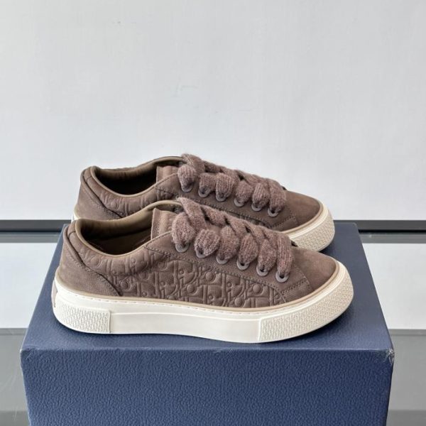Contatore / Le sneakers B33 di Dior sono delle classiche scarpe da tennis (D4U70).