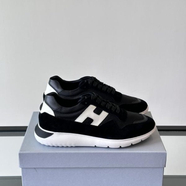 repliche,replica,perfette,siti di,affidabili,migliori siti,dove comprare,1:1,scarpe da ginnastica Contatore / Le nuove sneakers basse da uomo di Hogan, serie 261, presentano il logo “H” interamente in pelle (XMGIR) sul lato esterno.
