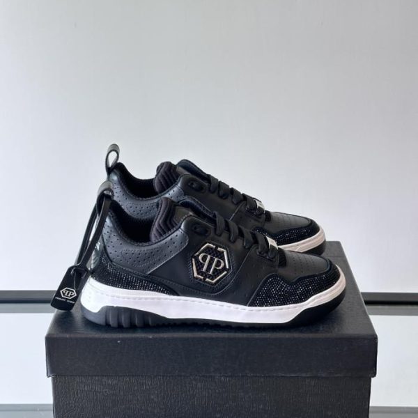 Contatore / PHILIPP PLEIN, sneaker basse da uomo del marchio tedesco di streetwear, in pelle di vacchetta lucida con strass stampati (Q19BE).