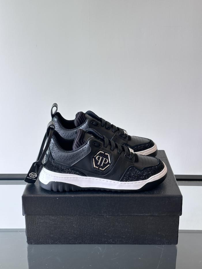 repliche,replica,perfette,siti di,affidabili,migliori siti,dove comprare,1:1,scarpe da ginnastica Contatore / PHILIPP PLEIN, sneaker basse da uomo del marchio tedesco di streetwear, in pelle di vacchetta lucida con strass stampati (Q19BE).