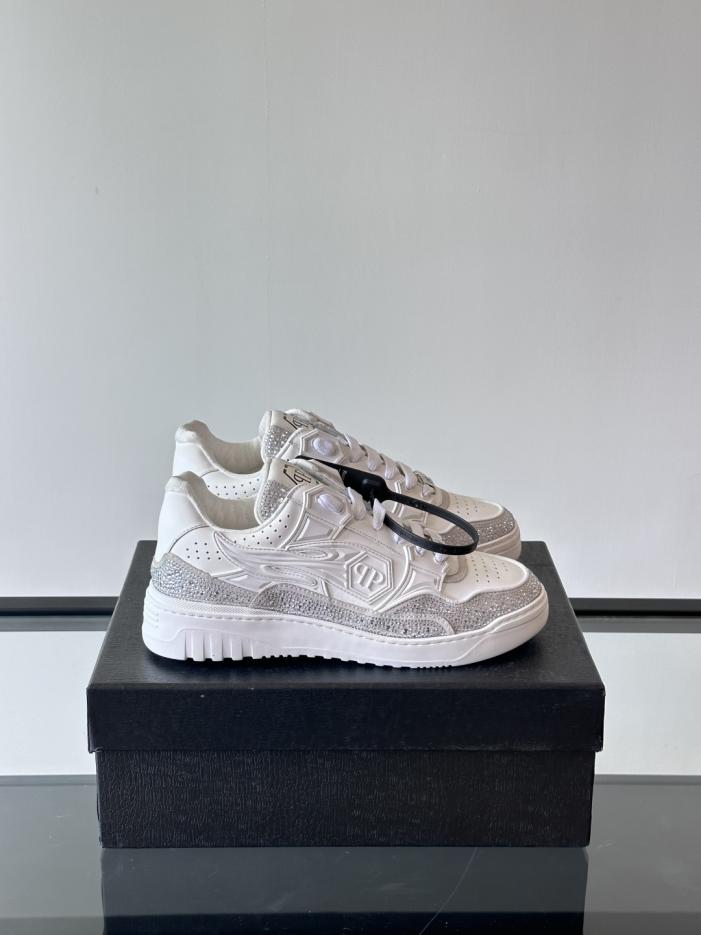 repliche,replica,perfette,siti di,affidabili,migliori siti,dove comprare,1:1,scarpe da ginnastica Contatore / PHILIPP PLEIN, sneaker basse da uomo del marchio tedesco di streetwear, in pelle bovina lucida con strass stampati (4LD3D).