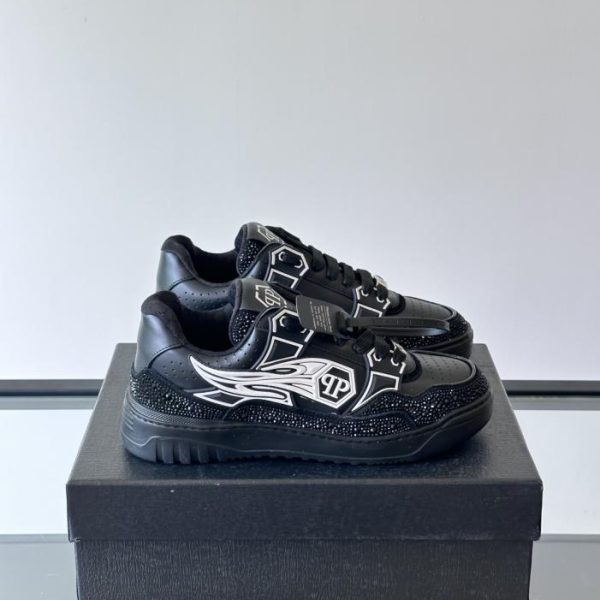 Contatore / PHILIPP PLEIN, sneaker basse da uomo del marchio tedesco di streetwear, in pelle di vacchetta lucida con stampa di strass (6E7ZK)