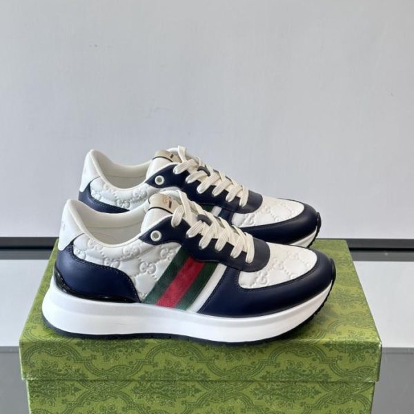 repliche,replica,perfette,siti di,affidabili,migliori siti,dove comprare,1:1,scarpe da ginnastica Contatore / Sneakers casual Gucci, realizzate in pelle di vitello pieno fiore, con il classico motivo a doppia G impresso sulla tomaia (AZZR7).
