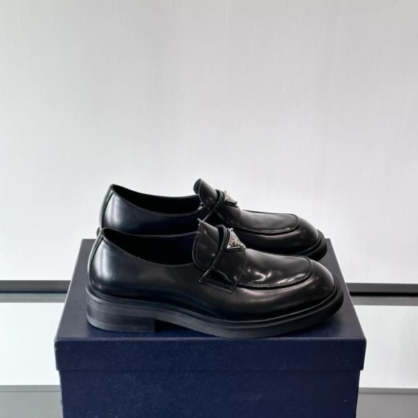 Contatore / I nuovi mocassini in vernice di Prada (Q3RQ4)