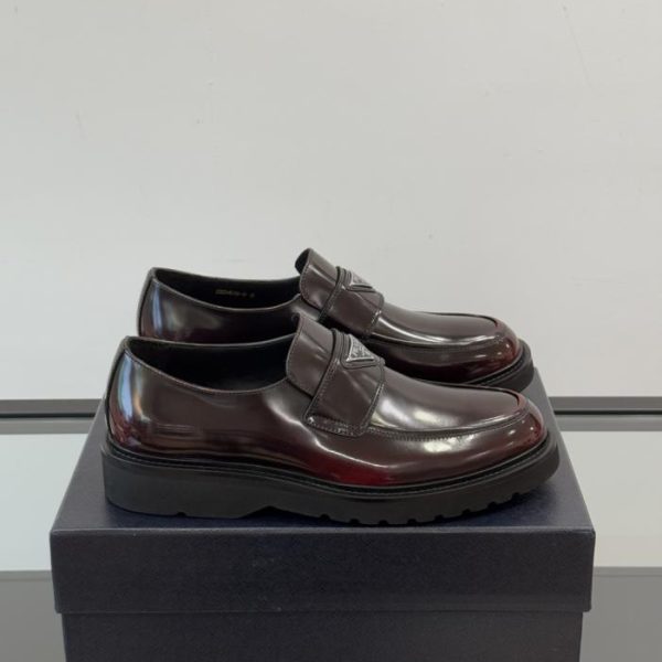 repliche,replica,perfette,siti di,affidabili,migliori siti,dove comprare,1:1,scarpe da ginnastica Contatore / I nuovi mocassini in vernice di Prada (7JRHC)