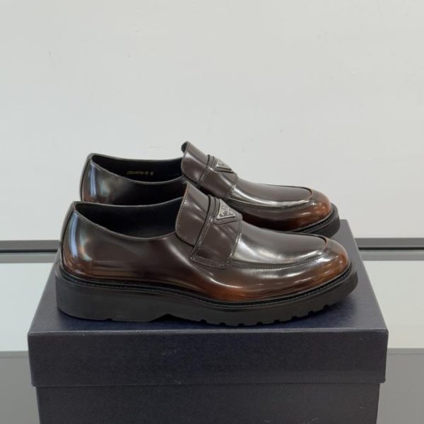repliche,replica,perfette,siti di,affidabili,migliori siti,dove comprare,1:1,scarpe da ginnastica Contatore / I nuovi mocassini in vernice di Prada (JXT1A)