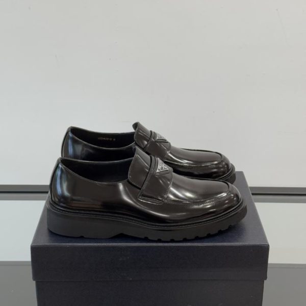 repliche,replica,perfette,siti di,affidabili,migliori siti,dove comprare,1:1,scarpe da ginnastica Contatore / I nuovi mocassini in vernice di Prada (MSV0N)
