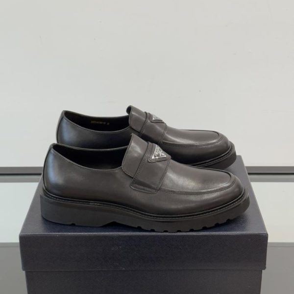 repliche,replica,perfette,siti di,affidabili,migliori siti,dove comprare,1:1,scarpe da ginnastica Contatore / I nuovi mocassini in vernice di Prada (XW1FO)