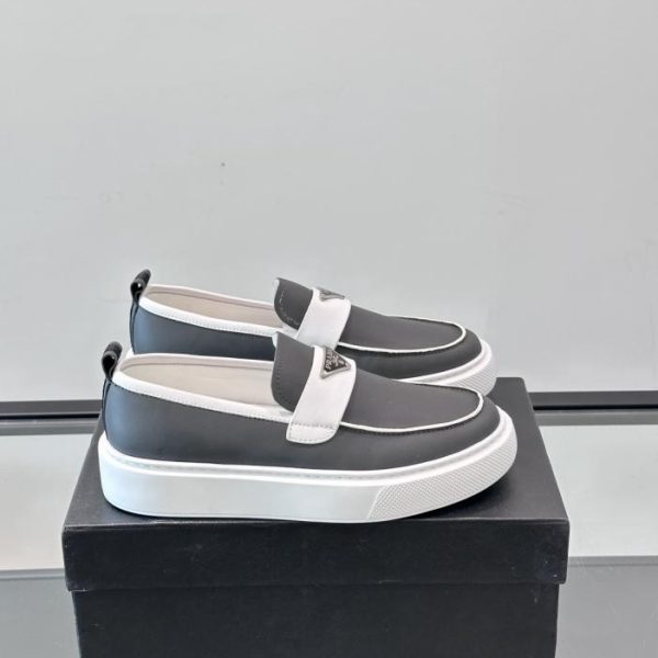 repliche,replica,perfette,siti di,affidabili,migliori siti,dove comprare,1:1,scarpe da ginnastica Contatore / I nuovi mocassini in pelle con suola in gomma di Prada (G9J63)