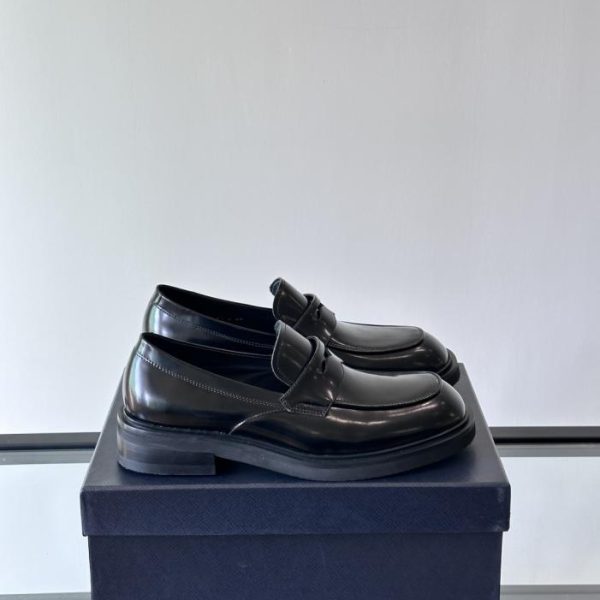 Contatore / I nuovi mocassini in vernice di Prada (EZ04Z)