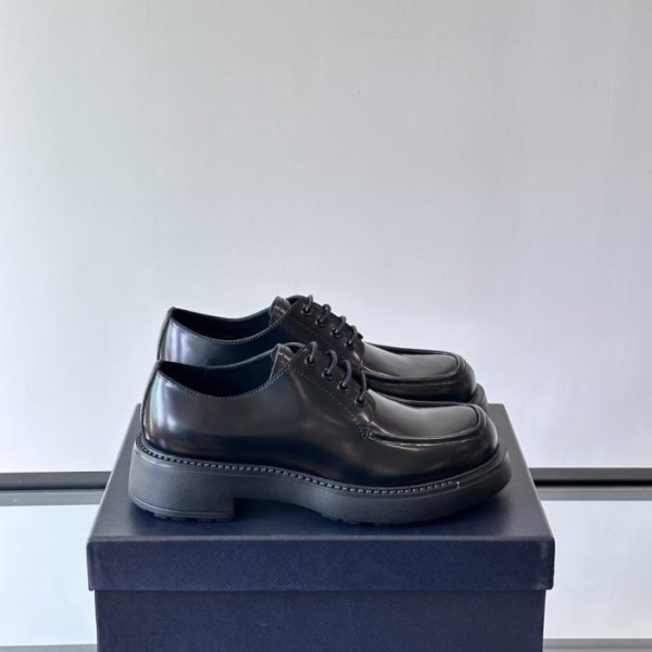repliche,replica,perfette,siti di,affidabili,migliori siti,dove comprare,1:1,scarpe da ginnastica Contatore / I nuovi mocassini in vernice di Prada (DJUNI)
