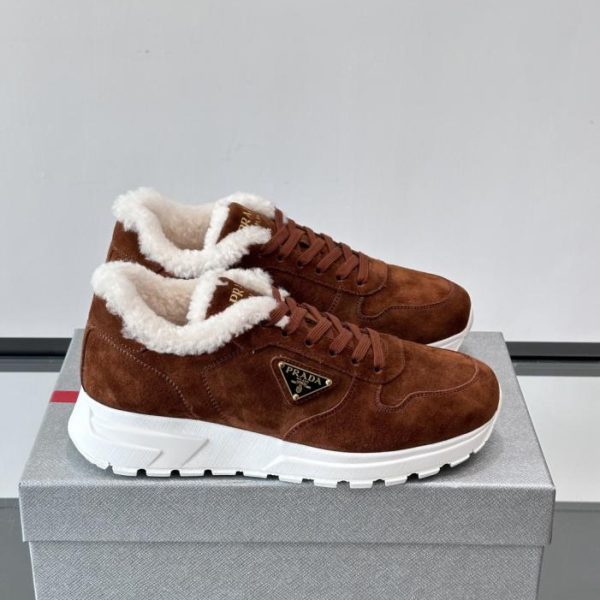 Contatore / Le nuove sneakers in velluto scamosciato di Prada (4BRZK)