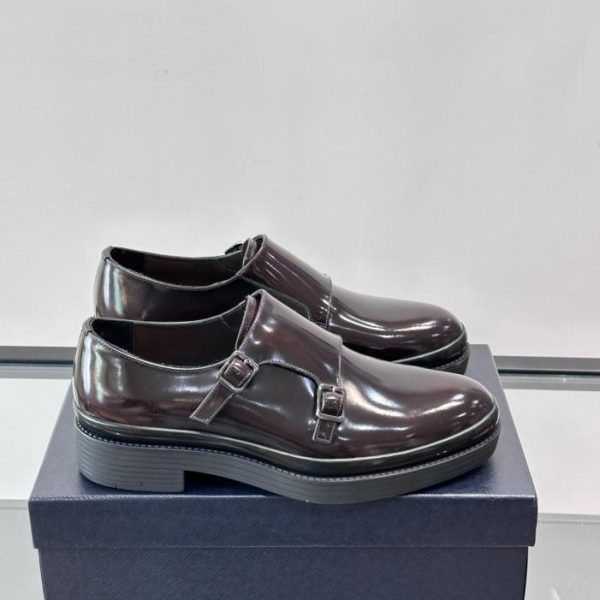 repliche,replica,perfette,siti di,affidabili,migliori siti,dove comprare,1:1,scarpe da ginnastica Contatore / Le scarpe Prada con fibbia doppia sono realizzate in pelle verniciata (9SH5L).