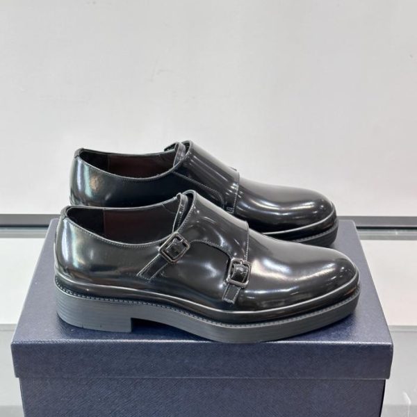 repliche,replica,perfette,siti di,affidabili,migliori siti,dove comprare,1:1,scarpe da ginnastica Contatore / Le scarpe Prada con fibbia doppia sono realizzate in pelle verniciata (FR864).